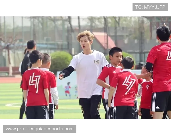 足球球星与娇妻甜蜜合照曝光二人温馨瞬间引发粉丝热议