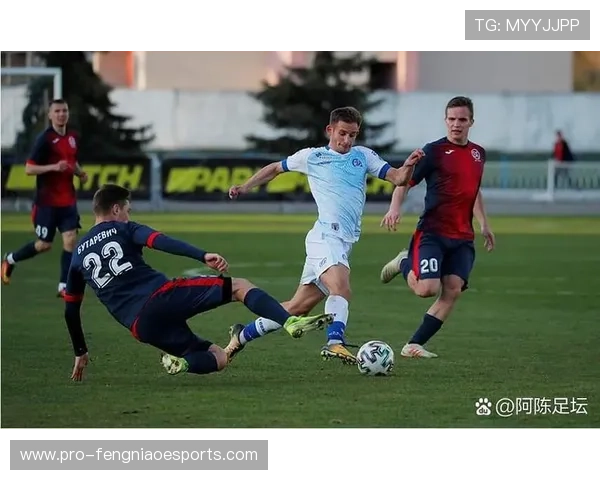 足球球星背身一对一精彩对决 展现超强控球与突破能力