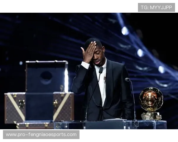 足球球星领奖时由谁主持颁奖仪式和颁发奖杯的幕后故事